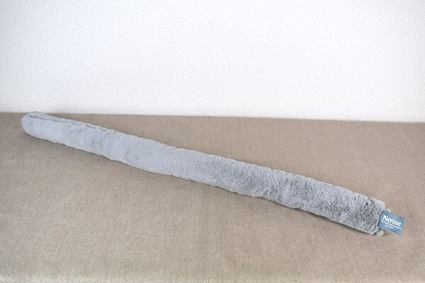 スリコ（3COINS）「隙間風防止ファークッション」ふわふわ素材で冷気をブロックして室内暖房の効率をアップ！の画像2