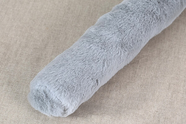 スリコ（3COINS）「隙間風防止ファークッション」ふわふわ素材で冷気をブロックして室内暖房の効率をアップ！の画像3