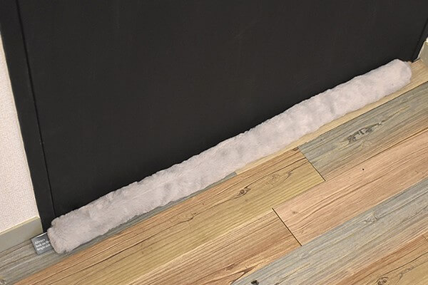 スリコ（3COINS）「隙間風防止ファークッション」ふわふわ素材で冷気をブロックして室内暖房の効率をアップ！の画像4