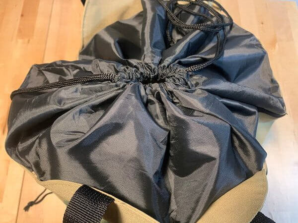 両側から絞って結んで固定