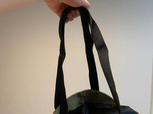 肩にかけるには十分な長さ