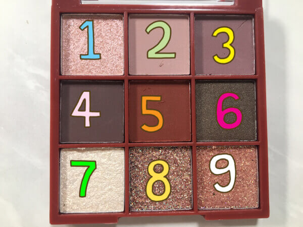 パレットの色はピンク・赤系。