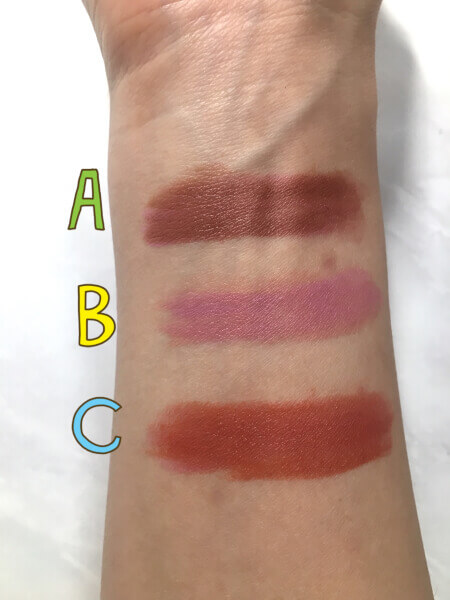 腕にライラックを他の3本に重ねづけた様子