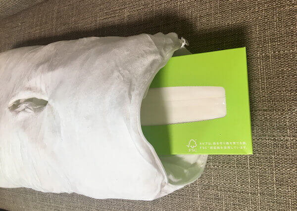 横からティッシュが入っている様子
