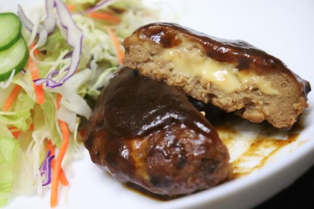 3スーパーの冷凍＆チルド「チーズインハンバーグ」食べ比べ！　西友1個108円の味わい深さに揺さぶられた!!の画像7