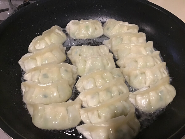 冷凍餃子をフライパンへ（C）サイゾーウーマン
