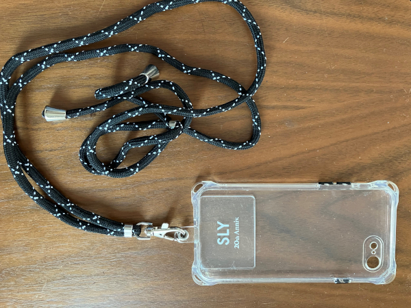 チェーンをつける（この後スマホを入れます）（C）サイゾーウーマン