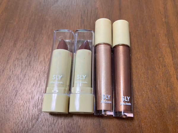 リップ&チークは全長6.8cm、リキッドアイシャドウは全長5.5cm。SLYのロゴ入り。（C）サイゾーウーマン