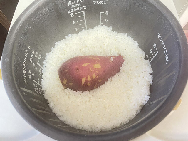 炊飯器にポイっとするだけ！　【さつま芋を丸ごと入れたバター飯】はズボラ時短レシピで子どもの胃袋もガッチリのおいしさ！の画像3