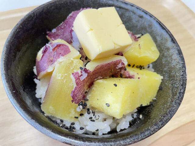 炊飯器にポイっとするだけ！　【さつま芋を丸ごと入れたバター飯】はズボラ時短レシピで子どもの胃袋もガッチリのおいしさ！の画像7