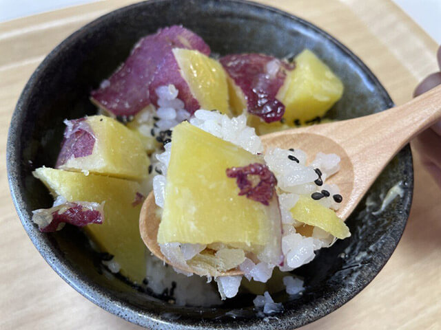 炊飯器にポイっとするだけ！　【さつま芋を丸ごと入れたバター飯】はズボラ時短レシピで子どもの胃袋もガッチリのおいしさ！の画像8