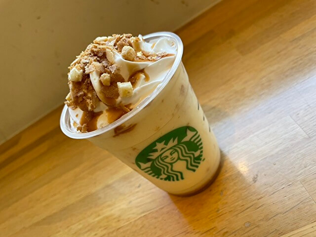 スタバ新作「バターキャラメル ミルフィーユ フラペチーノ®」そっくりレシピ！　業務スーパーで「110円」の激安再現