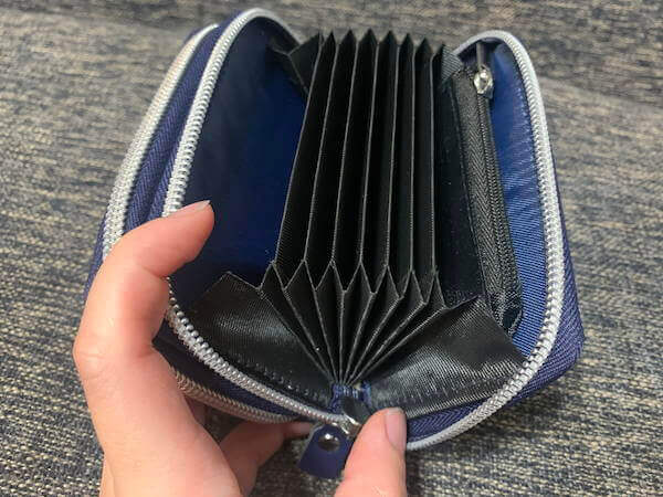 「MonoMax」3月号付録レビュー！　鮮やかなネイビーの「じゃばら財布」は高級感◎