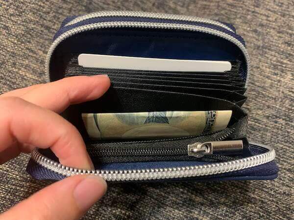 「MonoMax」3月号付録レビュー！　鮮やかなネイビーの「じゃばら財布」は高級感◎