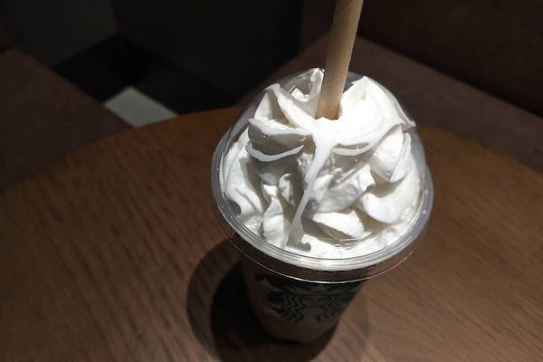 元スタバ店員に聞いた「裏技カスタム」3選！　人気フラペチーノのおすすめトッピングは？