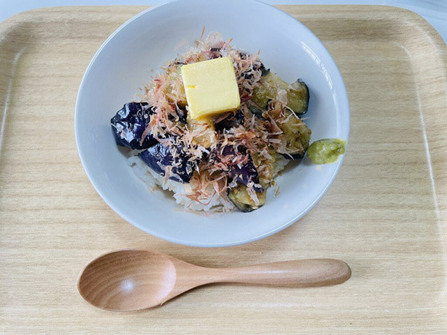 『家事ヤロウ!!!』業スーの揚げなす乱切りレシピを再現！　【茄子バタ丼】は5分でできて満足感◎