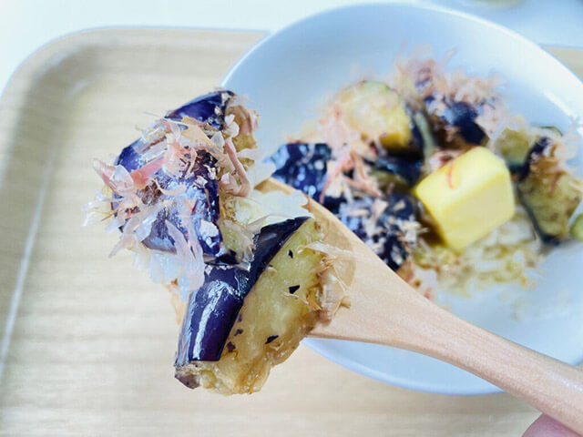 『家事ヤロウ!!!』業スーの揚げなす乱切りレシピを再現！　【茄子バタ丼】は5分でできて満足感◎