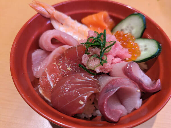 「スシロー」のお寿司で作った海鮮丼の画像