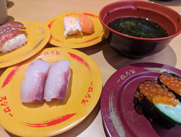 「スシロー」のお寿司4皿とお味噌汁の画像