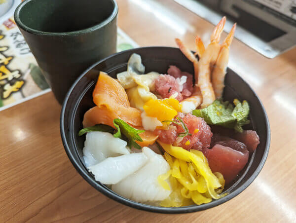 「くら寿司」のお寿司で作った海鮮丼の画像