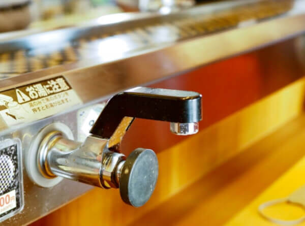 回転寿司店にある、お茶用の湯が出る蛇口の画像