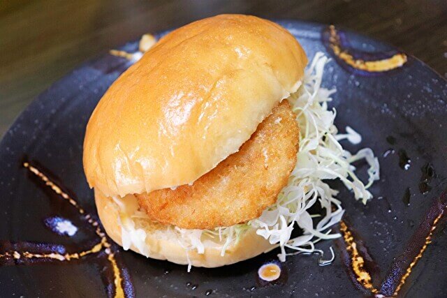 「ファストフード店に追いつけ！　コロッケバーガー2種」の画像