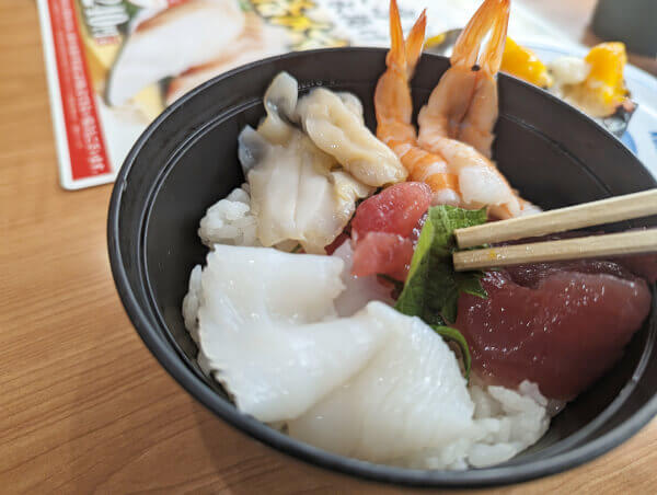 海鮮丼を作ってみた「くら寿司」（C）サイゾーウーマン