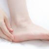 【薬剤師監修】「かかと」のひび割れはどうやって治す？　正しいかかとケア3ステップと注意点