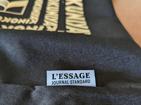 「オトナミューズ」2023年9月号（宝島社）付録「紀ノ国屋×JOURNAL STANDARD L’ESSAGE ショッピングバッグ」のタグの画像