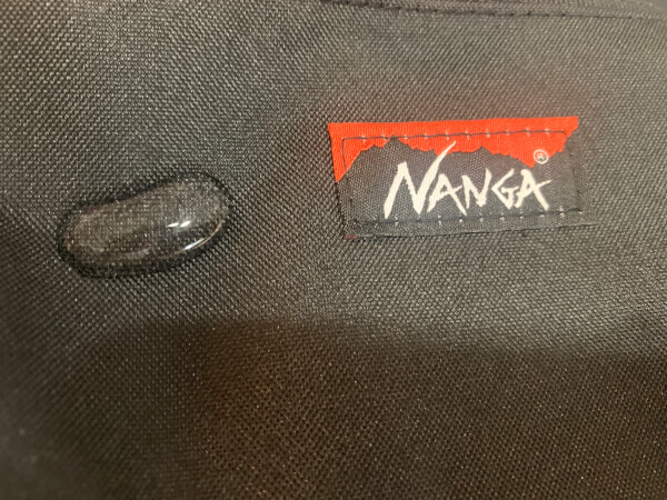 「MonoMax」（宝島社）8月号付録「ナンガ 10ポケットショルダーバッグ」の撥水加工の画像