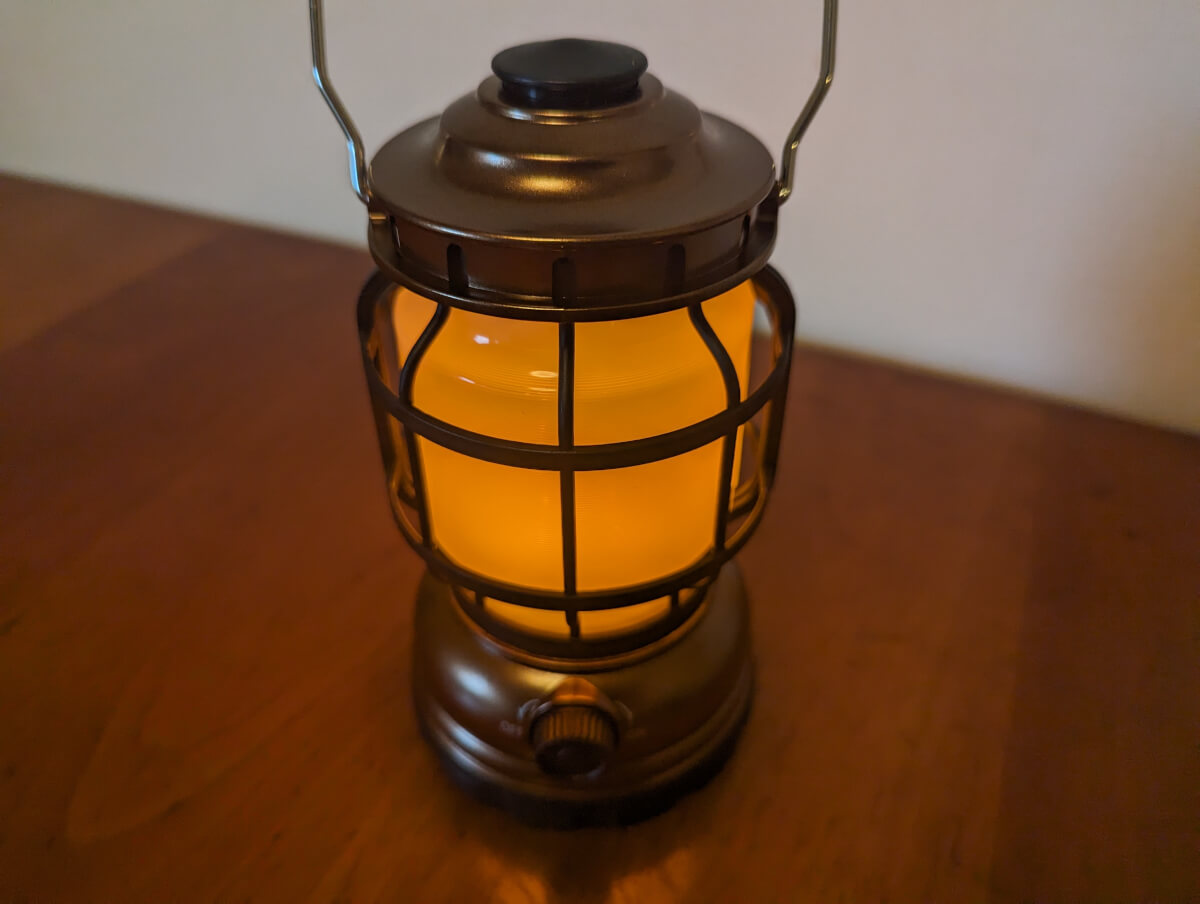 ダイソー「調光SMDランタン：550円」、炎点灯の画像