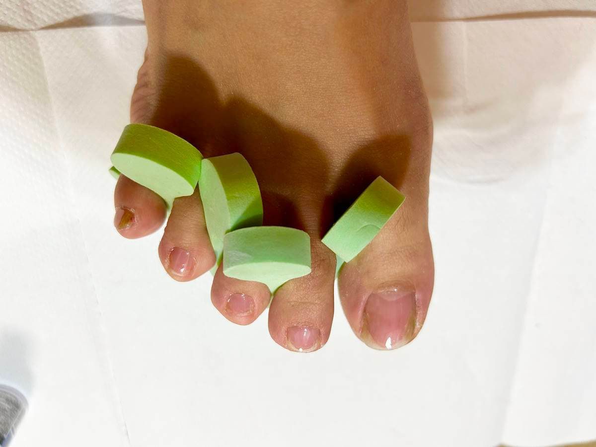 片足5本ベースジェルを塗布した画像