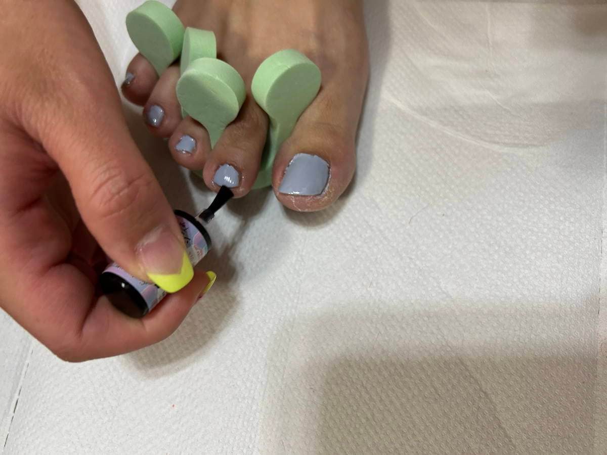 Aさんが普段通りのやり方でジェルを塗った片足の画像