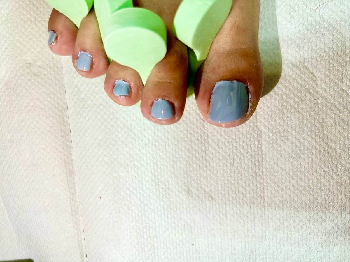 Aさんがいつも通りの施術方法で仕上げた片足のフットネイルの画像