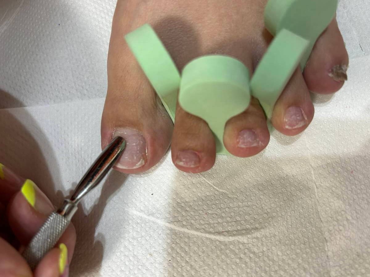 爪表面の甘皮をプッシャーで押し上げる画像