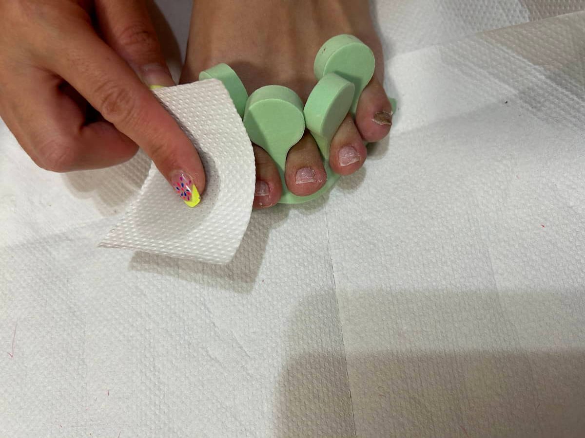 爪の油分・水分をエタノールで除去する画像