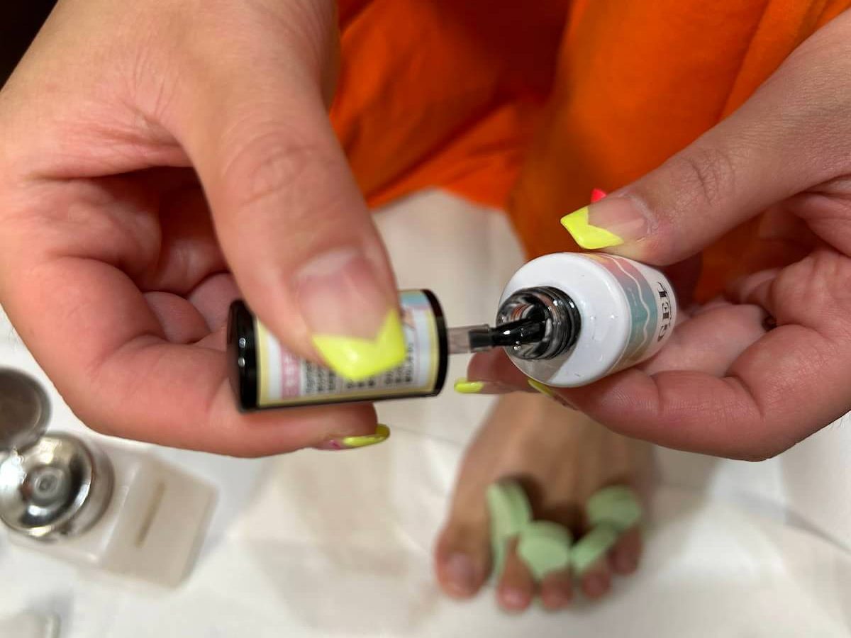 筆についたジェルの量を調整する画像