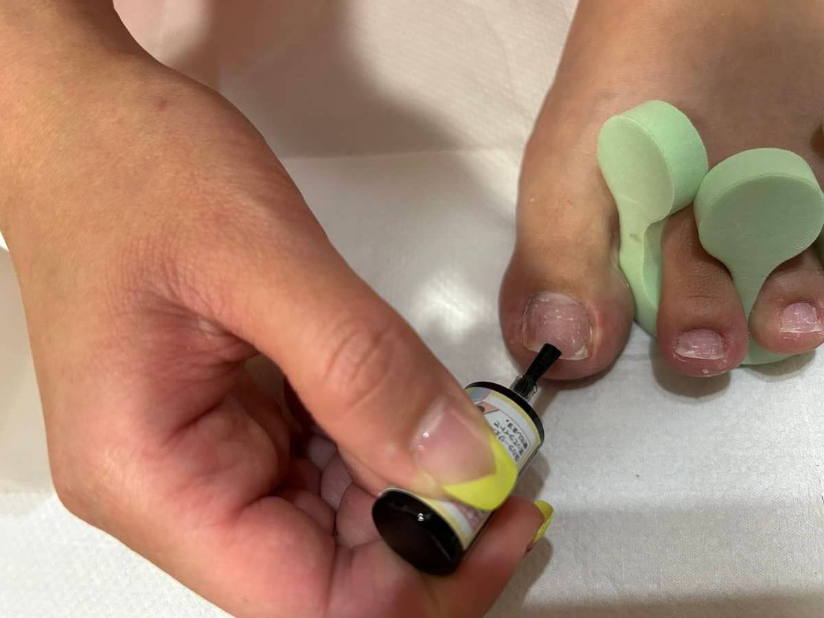 爪の3分の2あたりからジェルを塗布する画像