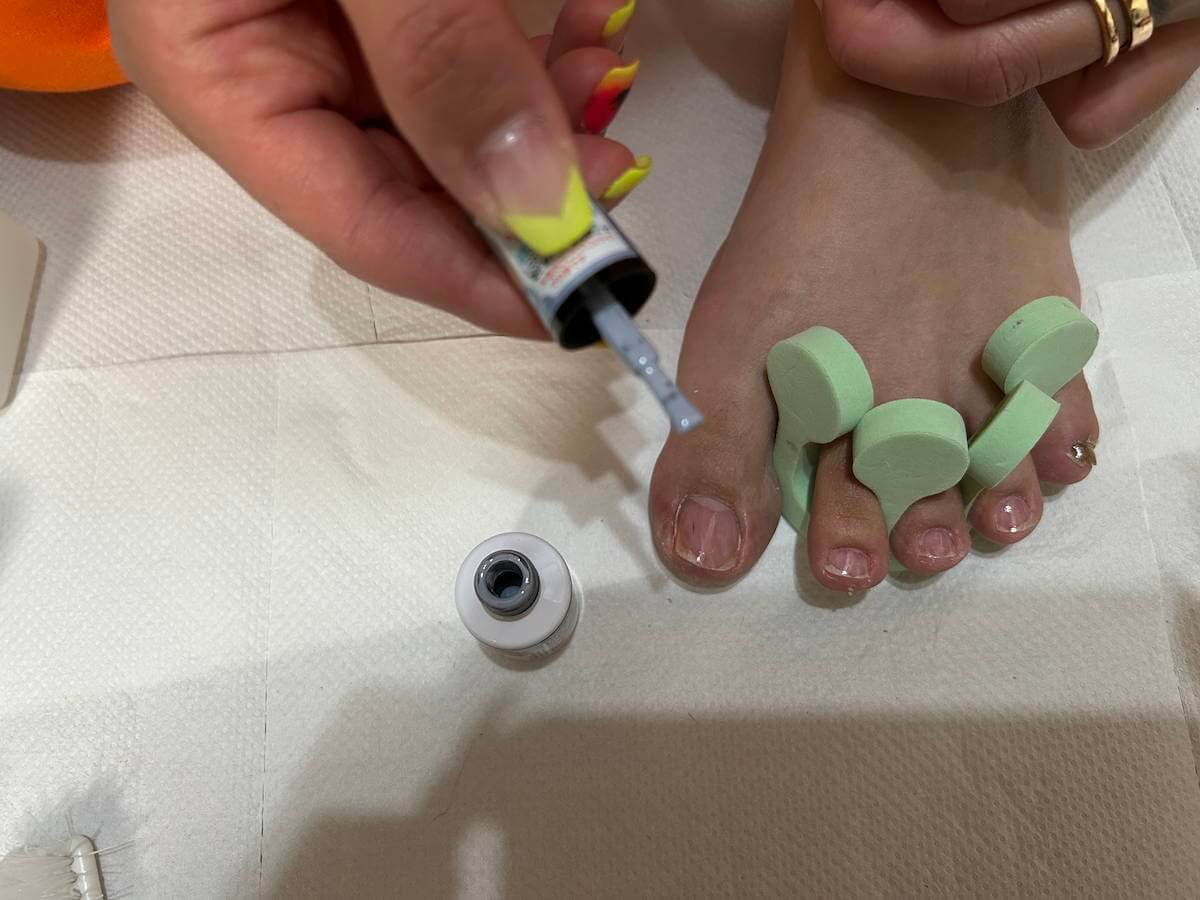 筆の片側にだけジェルをつけるている画像