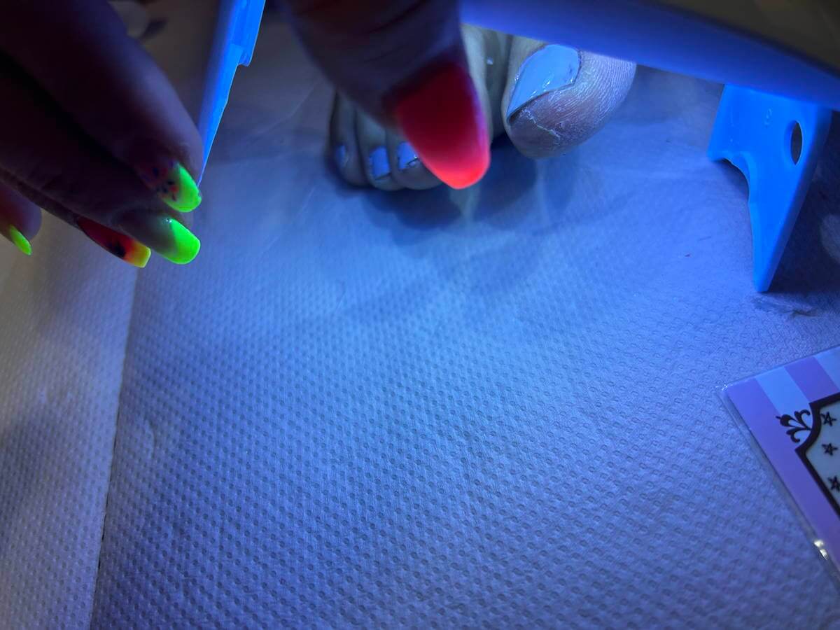 親指に当たるようにライトを固定する画像