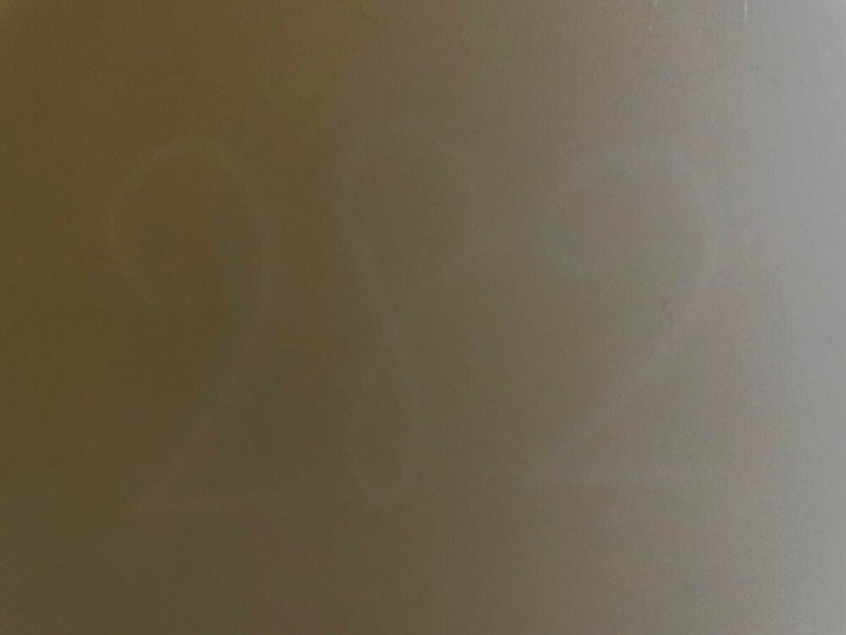 「282」の数字が浮かび上がるドアの写真