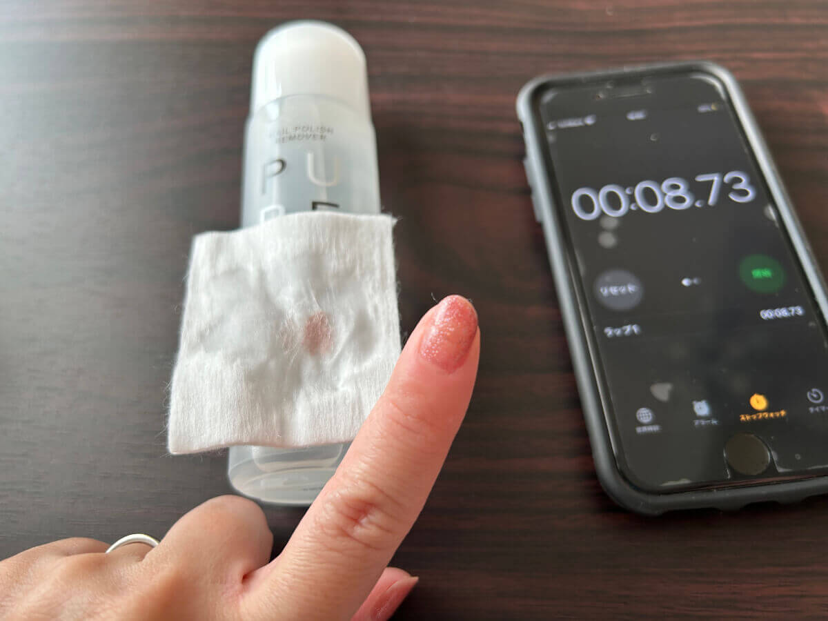ダイソー「ノンアセトンネイルリムーバー」を使用し、8秒経過した際の画像