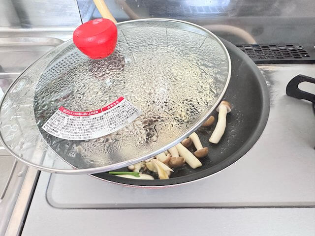 きのこを蒸す画像