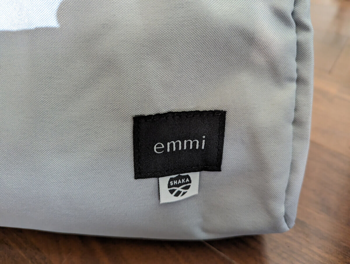 「オトナミューズ」（宝島社）2023年11月号付録「emmi×SHAKA 2WAYレジャーボストン」のタグの画像