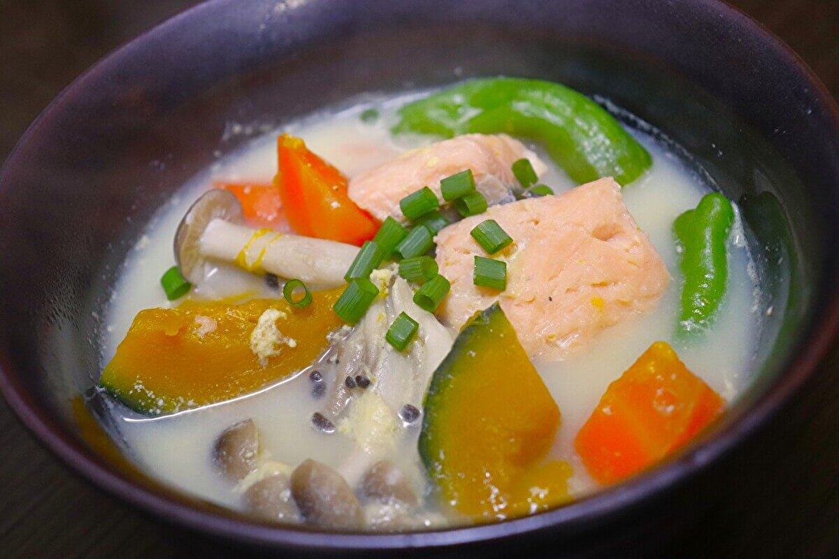 業務スーパー「塩鮭フィレ」を使った「まろやか秋の鮭汁」の画像