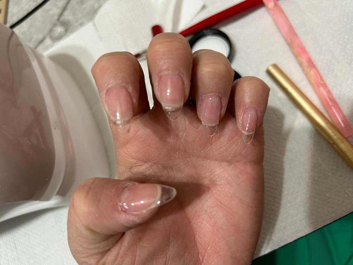 ファンタシアジェルの「アルティメイトベース」の上にダイアミチップを装着した爪の画像