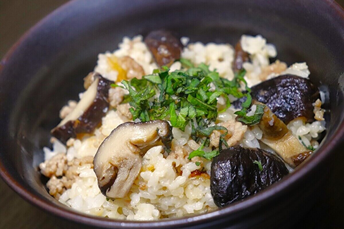「しいたけスナック出汁の炊き込みご飯」の画像