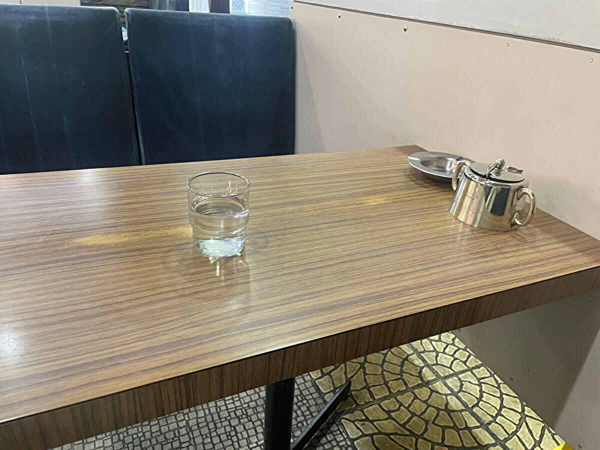 西アサヒのテーブルの画像