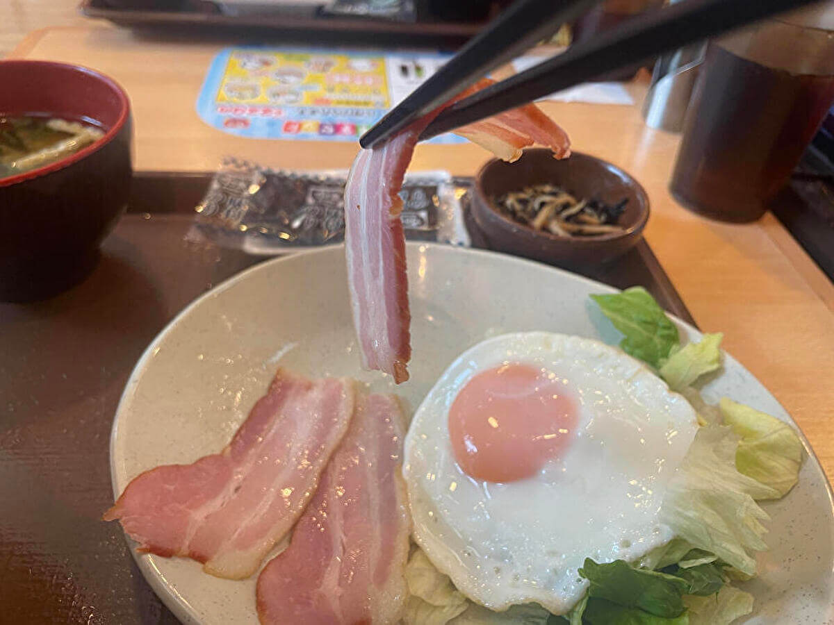 すき家モーニング「自社製ベーコンエッグ朝食」の画像