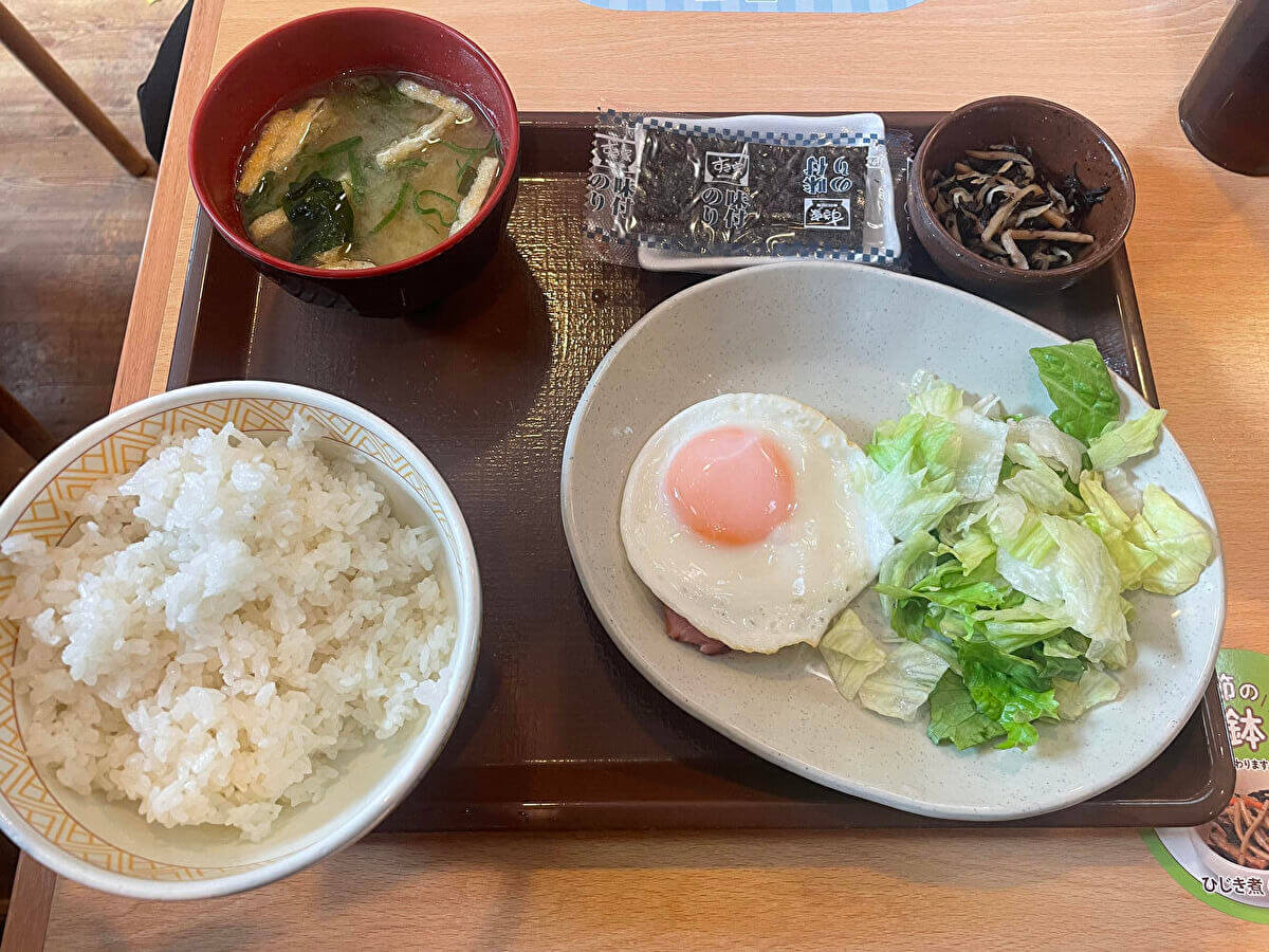 すき家モーニング「自社製ベーコンエッグ朝食」の画像